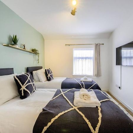 Low Rate For A 4-Bedroom House In Coventry With Free Unlimited Wi-Fi 2 Car Parking 53 Qmc Экстерьер фото